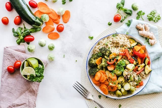 Quinoa con verduras y batido de plátano con avena y miel